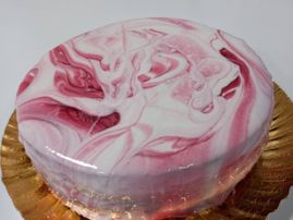 Tarta con una cobertura blanca con toques rosas