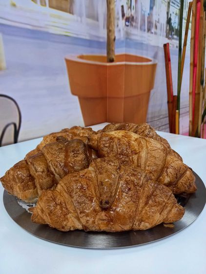 tres Croissant en un plato