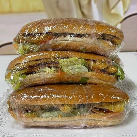 Varios sándwiches empaquetados para la venta